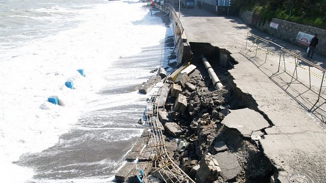 Шестибалльный шторм разрушил берегоукрепительную стену и часть дорожного полотна на набережной в городе Алушта