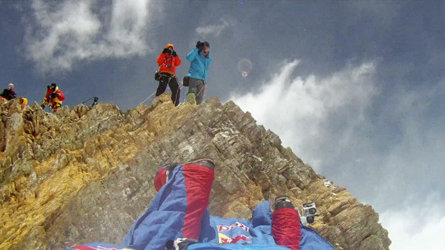 В канун 60-летия покорения Эвереста российский бейс-джампер и альпинист Валерий Розов совершил рекордный прыжок с северной стены горы
