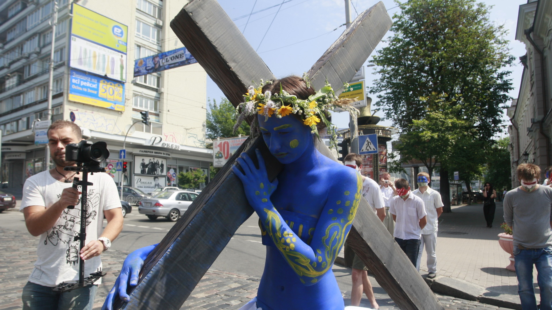 Накануне Дня Конституции Движение Гая Фокса в Киеве провело акцию под Конституционным Судом, в ходе которой состоялось театрализованное действо, которое продемонстрировало как "распинают" Конституцию Украины. Движение активистов возглавляла девушка в костюме Конституции, которая несла огромный крест.