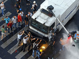 Бразилия. Полиция разгоняет газом протестующих в Рио-де-Жанейро, 19 июня 2013. В Бразилии люди протестуют против многомиллиардных трат на проведение Чемпионата мира по футболу 2014 года, коррупции и повышения платы за проезд. Таких протестов Бразилия не видела последние 20 лет.