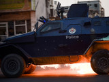 Бразилия. Полиция разгоняет газом протестующих в Рио-де-Жанейро, 19 июня 2013. В Бразилии люди протестуют против многомиллиардных трат на проведение Чемпионата мира по футболу 2014 года, коррупции и повышения платы за проезд. Таких протестов Бразилия не видела последние 20 лет.