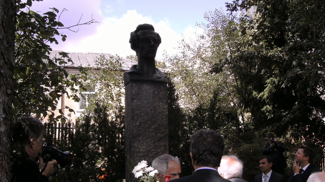 Участники "Диалога двух культур-2013" возлагают цветы к памятнику Юлиушу Словацкому