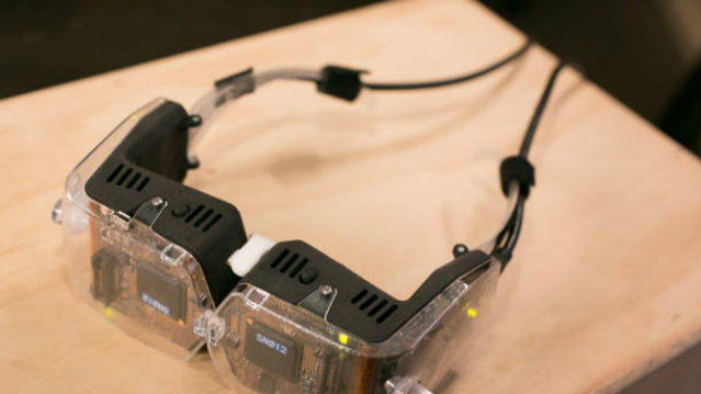 Окуляри проектують віртуальну реальність на сітківку очей
