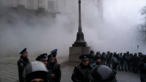 Возле Кабмина произошли столкновения митингующих с милицией