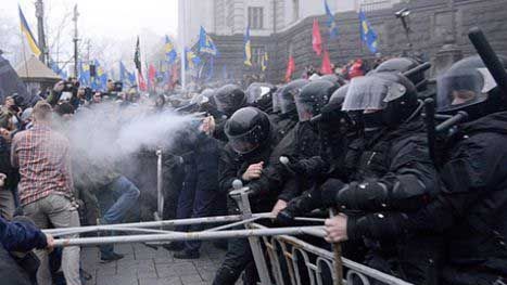 У Кабмина в Киеве начались стычки между митингующими и «Беркутом»