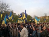 На площади развернули огромный флаг Украины