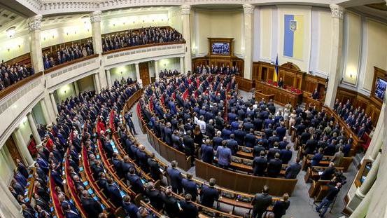 Депутаты исполняют Гимн Украины