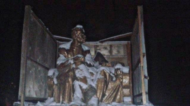 Разбитый памятник Ленину