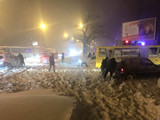 Снігова стихія паралізувала автомобілістів.