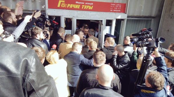 Неизвестные в камуфляже не пускают киевских адвокатов на съезд