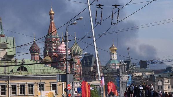 Дым от пожара в Москве достигает Кремля