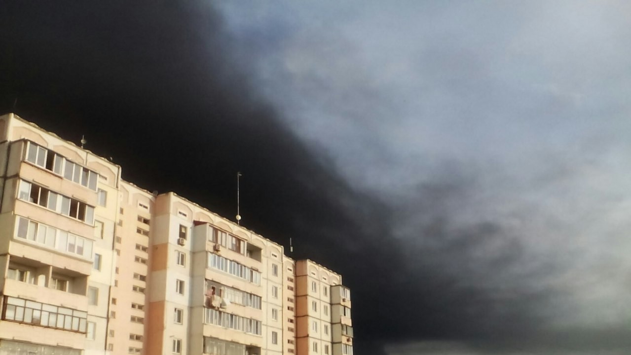 Пожежа на нафтобазі в Василькові триває