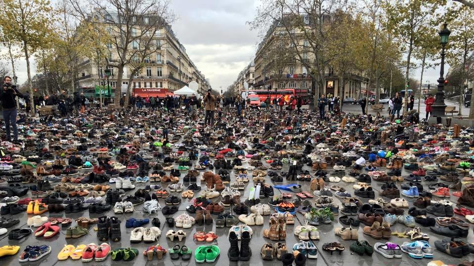 На площади Республики можно увидеть самую разную обувь