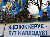 Под Радой митингуют за отставку Яценюка