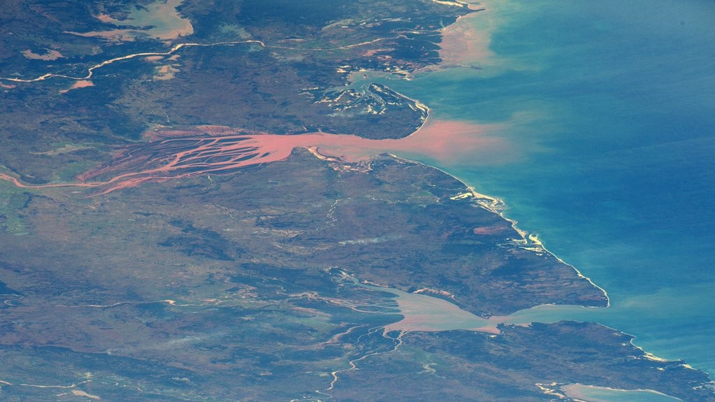 Красная дельта реки в Мадагаскаре