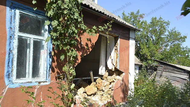 БРДМ врезался в стену жилого дома в селе Шевченково