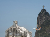 Художник JR поместил изображения спортсменов в ландшафт Рио