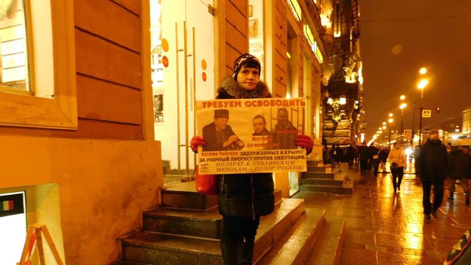 В Санкт-Петербурге прошли одиночные пикеты в поддержку крымских татар.