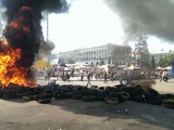 В центре Киева на Майдане Независимости коммунальщики продолжают попытки разобрать