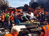В центре Киева на Майдане Независимости коммунальщики продолжают попытки разобрать