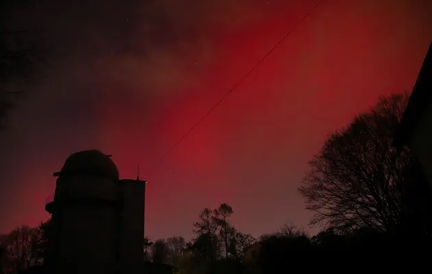 Найсильніша за десятиліття магнітна буря викликала червоні сяйва на Землі: чому це сталося