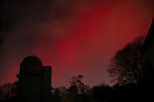 Найсильніша за десятиліття магнітна буря викликала червоні сяйва на Землі: чому це сталося