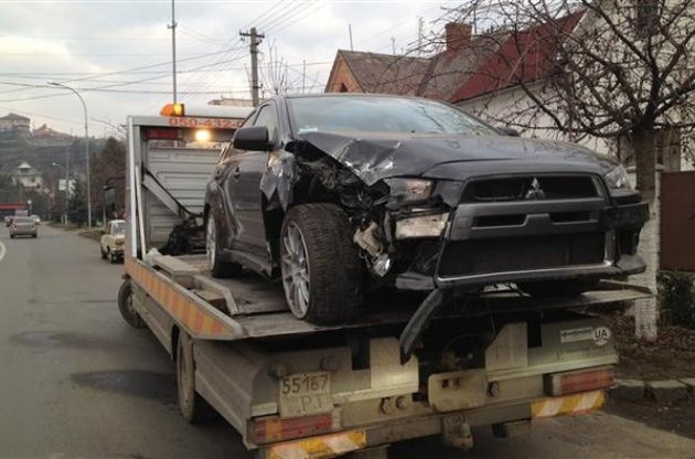 Сын Шуфрича разбил свой спорткар об столб в Ужгороде