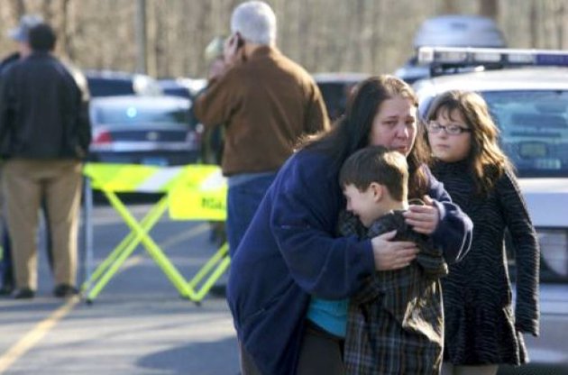 У США оголошено день жалоби: 20-річний хлопець розстріляв у школі 20 дітей, убив батька і матір