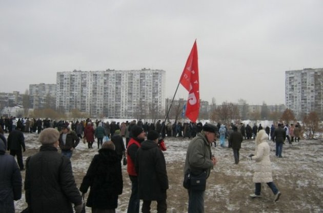 После протеста киевлян прокуратура приостановила строительство у озера Тельбин