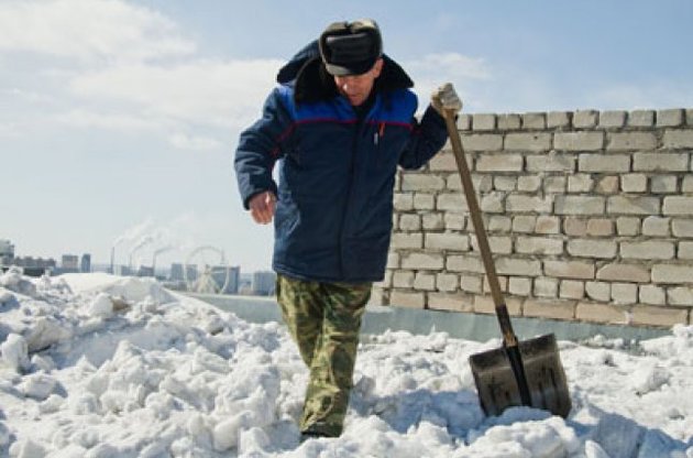 В ожидании оттепели в Киеве готовятся убирать снег на газоны и латать ямы на дорогах