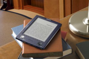 Электронным книгам напророчили «начало конца»: их продажи впервые снизились