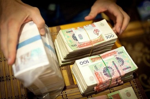 Узбекистан припиняє продаж готівкової валюти населенню