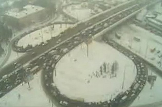 Снегопад парализовал столицу: в Киеве на уборку дорог выехала вся имеющаяся техника