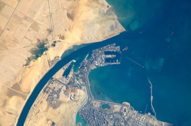 Египет повышает налог за проход судов по Суэцкому каналу