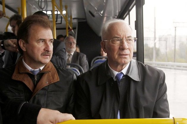 Попов и  Азаров в трамвае на Троещине