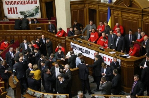 Опозиція провела третю ніч в Раді