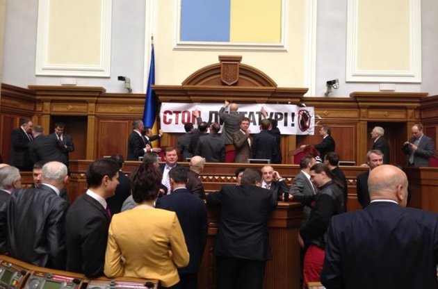Оппозиция может разблокировать парламент ради выборов в Киеве
