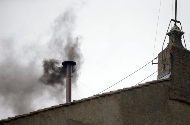 Второй тур выбора Папы оказался безрезультатным: из трубы опять идет черный дым
