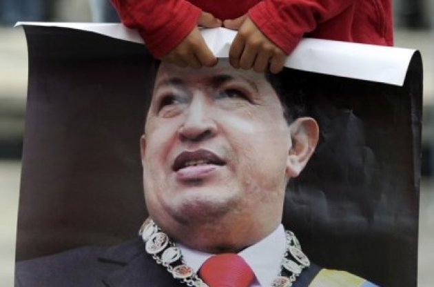 Власти Венесуэлы расследуют версию об отравлении Чавеса "темными силами"