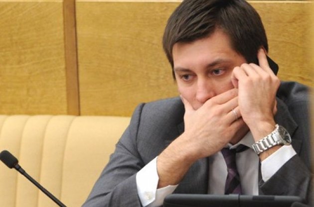 Депутата Держдуми хочуть позбавити мандата за критику Путіна англійською мовою