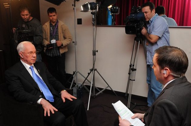 Азаров розповів угорцям про небезпеку української опозиції