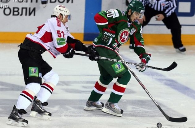 Українець Геннадій Разін (ліворуч) допоміг &quot;Трактору&quot; вийти у фінал