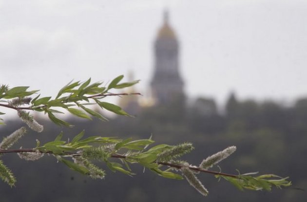 За давньою традицією цього дня віряни приносять гілки верби в церкву для освящення