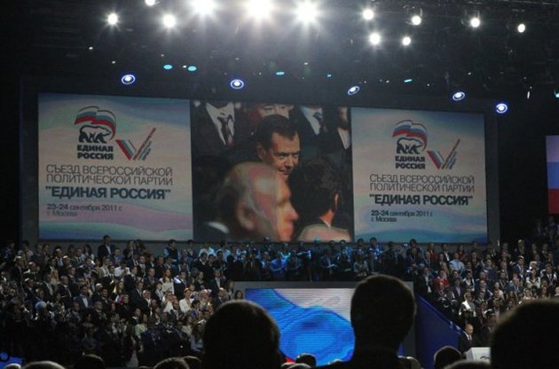 Росіяни вважають Єдину Росію партією шахраїв і злодіїв