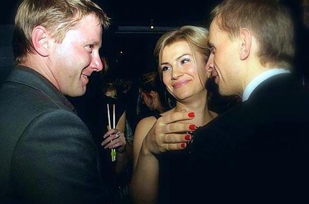 Артем Шевченко (ліворуч) зробив пропозицію Юлії Литвиненко (в центрі) стати ведучою новин ТВі