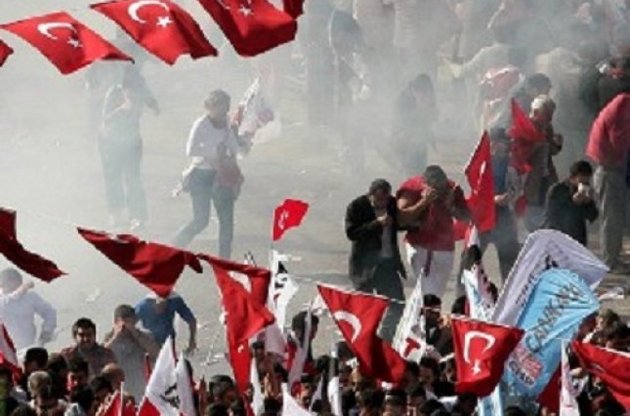 В Турции первомайскую демонстрацию разогнали водометами и слезоточивым газом