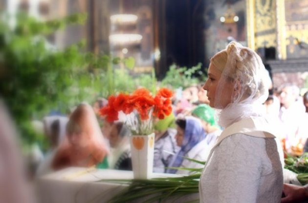 Тимошенко привітали c Великоднем і подарували портрет із зерна