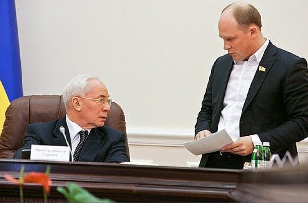 Изгнанный с заседания Кабмина ударовец требует уголовное дело против Азарова