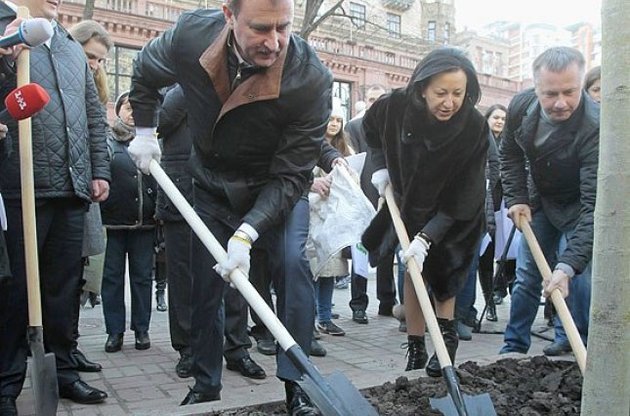 Александр Попов и Галина Герега сажают каштаны 10 апреля 2013 года