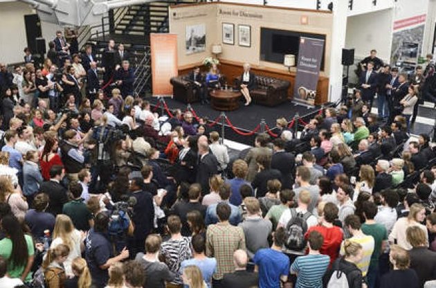 Студенти влаштували Крістін Лагард вражаючий флешмоб